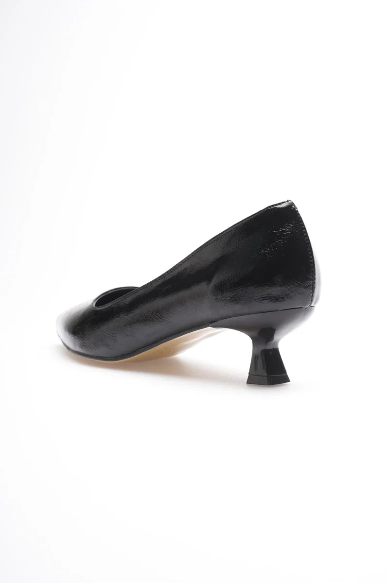 Kadın Siyah Kırışık Rugan Kısa Topuklu Stiletto Ayakkabı TR20MS03C