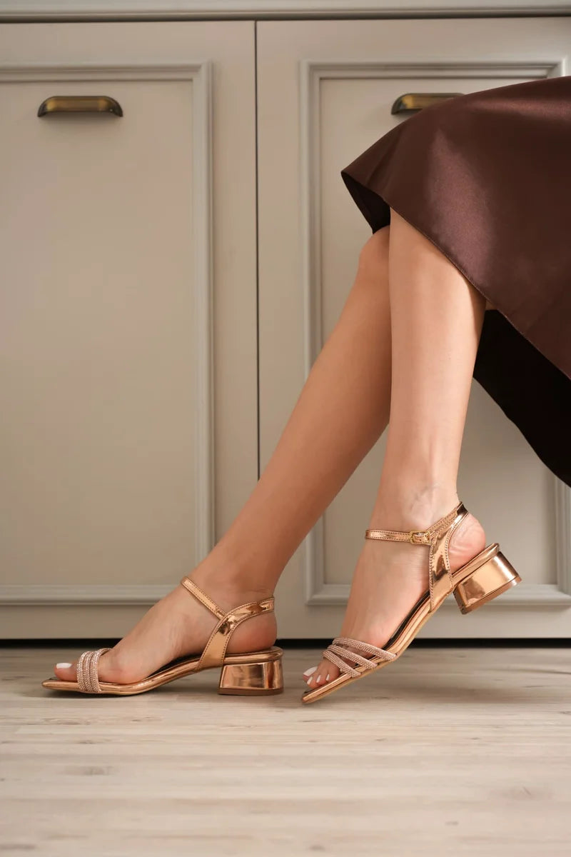 Kadın Rose Gold Taşlı Kalın Topuklu Sandalet TR20MY26F