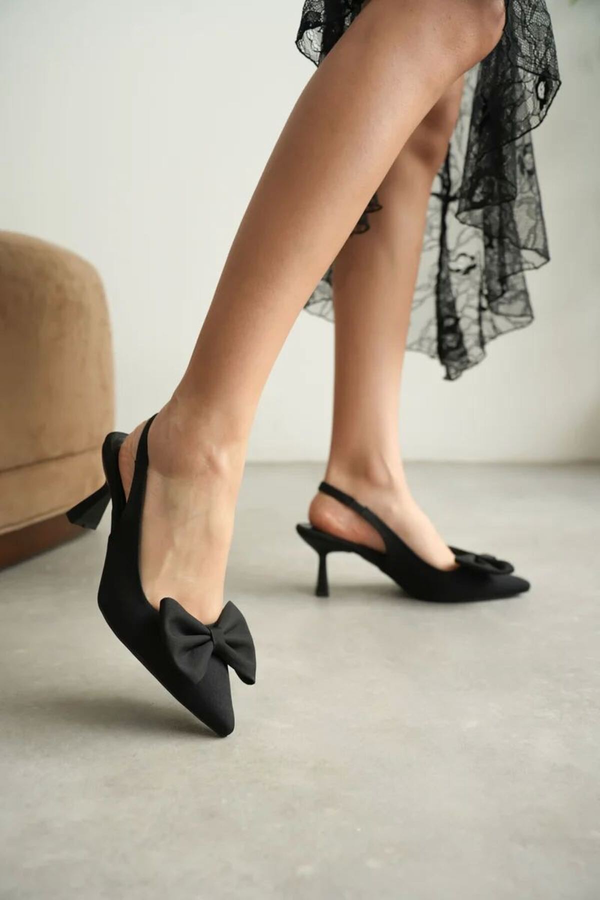 Siyah Fiyonklu Kitten Topuklu Slingback Kadın Ayakkabı Sivri