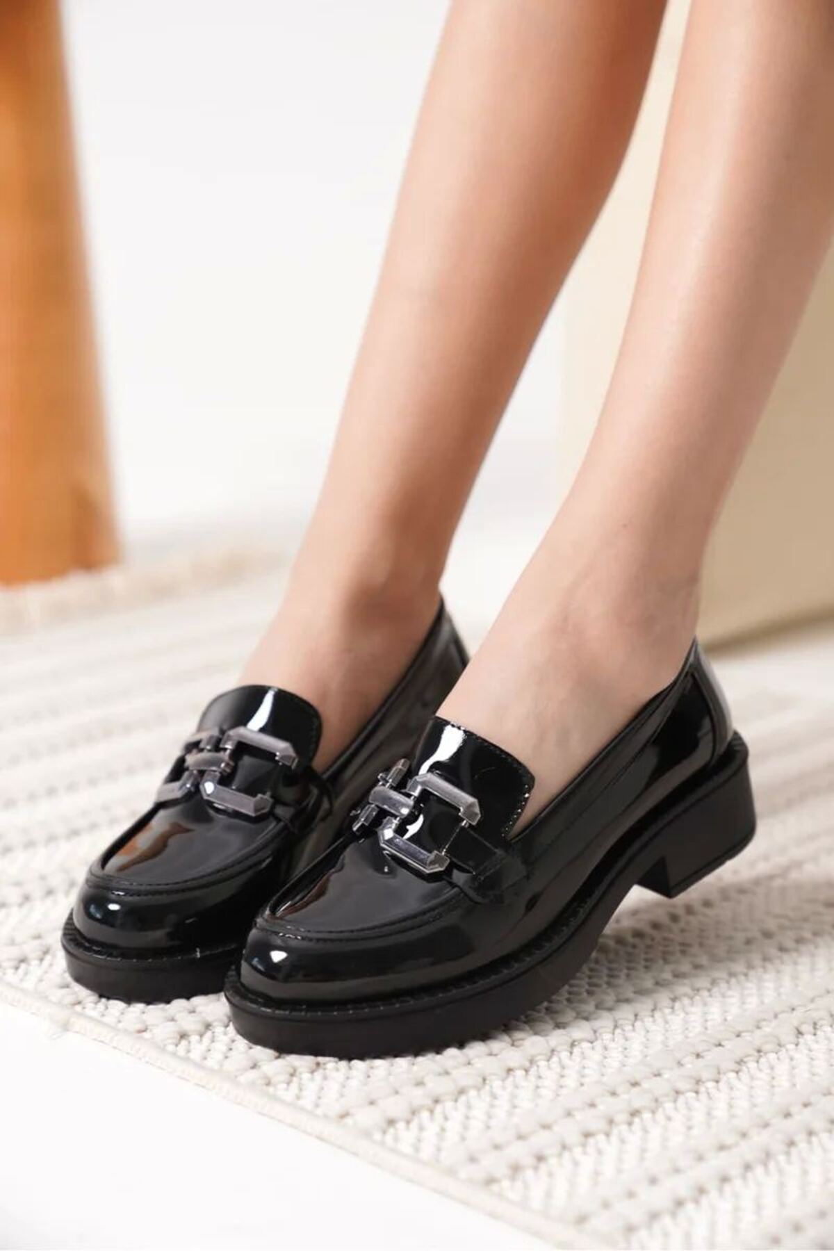 Kadın Rugan Siyah Gümüş Tokalı Loafer Bantlı