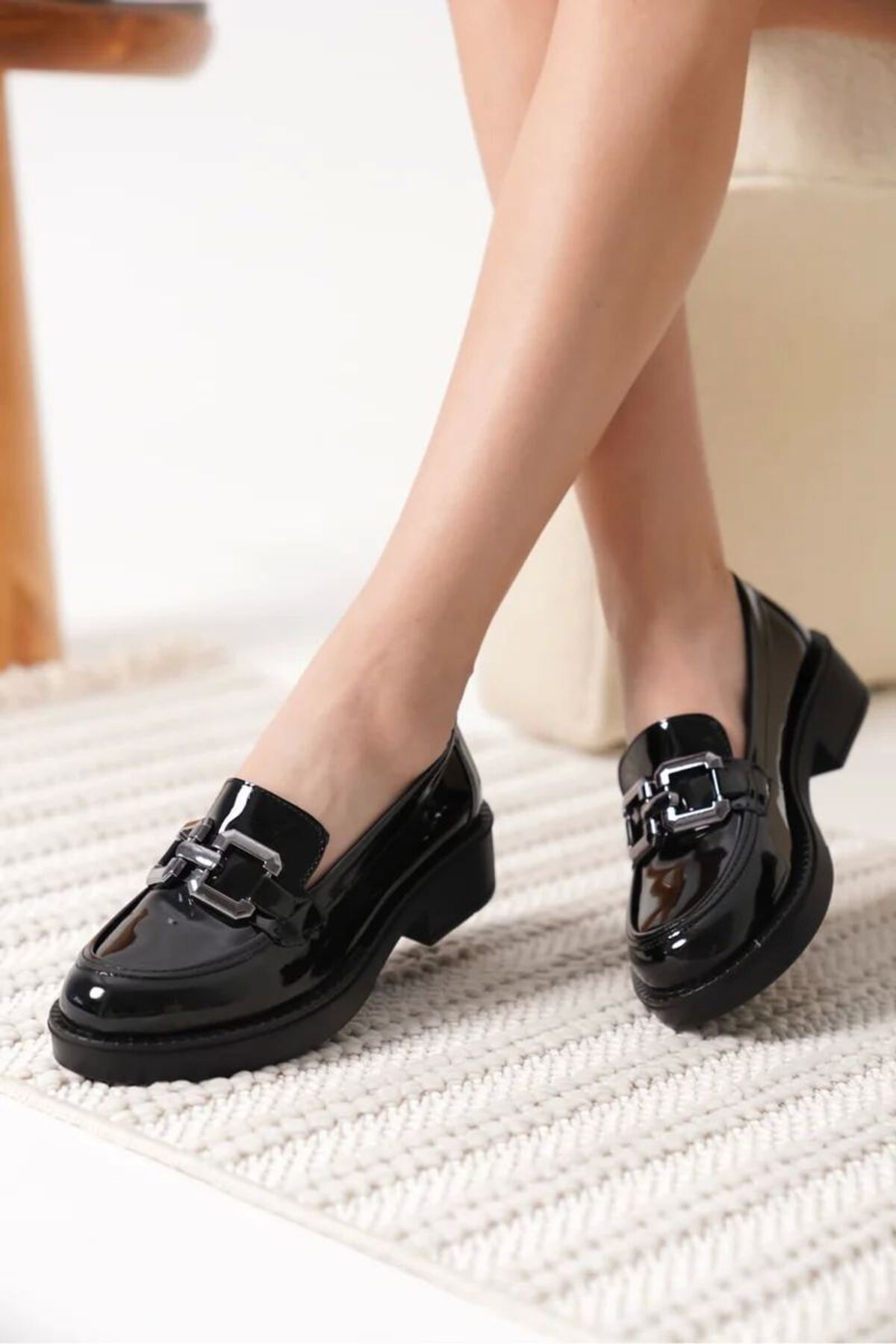 Kadın Rugan Siyah Gümüş Tokalı Loafer Bantlı