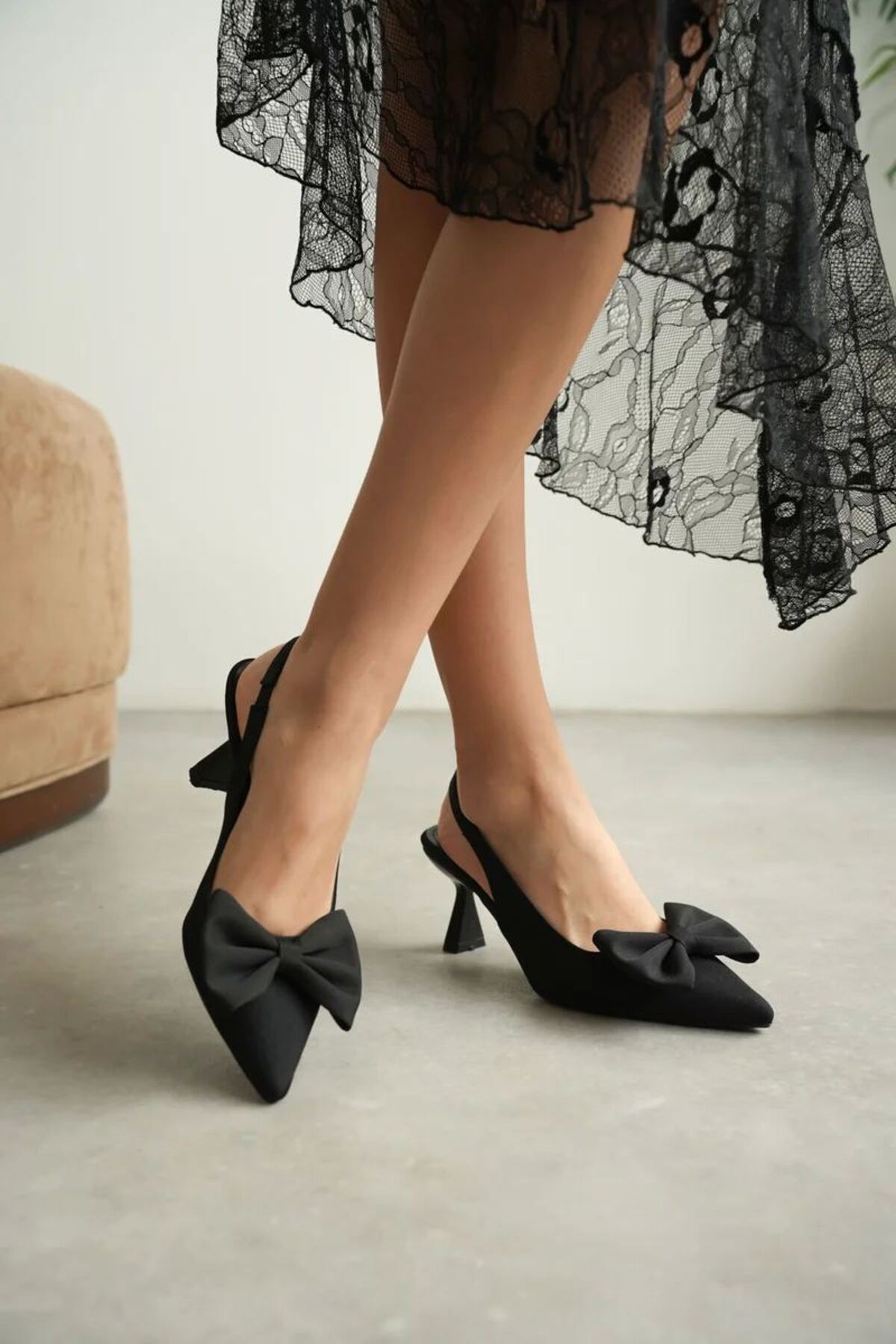 Siyah Fiyonklu Kitten Topuklu Slingback Kadın Ayakkabı Sivri