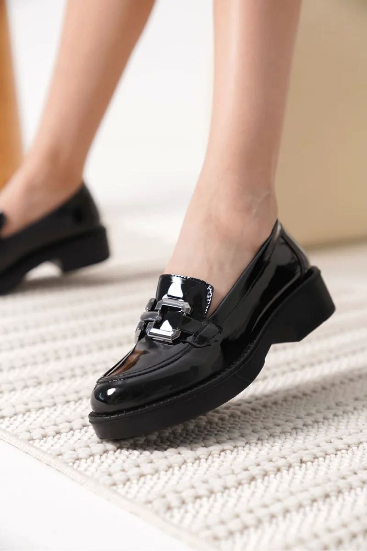 Kadın Rugan Siyah Gümüş Tokalı Loafer Bantlı