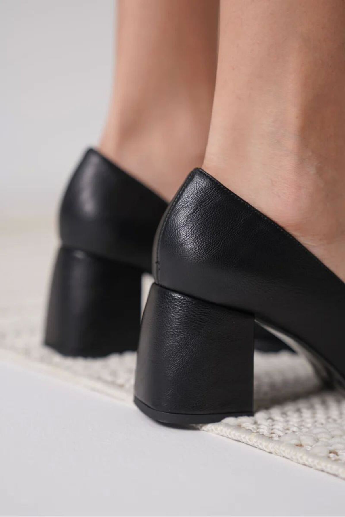 Siyah Cilt Kadın Stiletto Bağcıksız Sivri