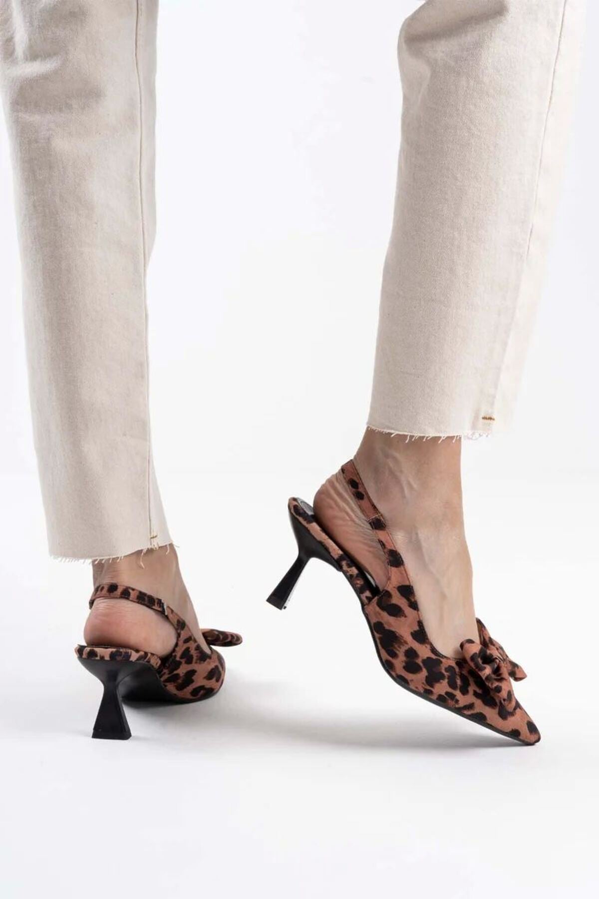 Leopar Fiyonklu Kitten Topuklu Slingback Kadın Ayakkabı