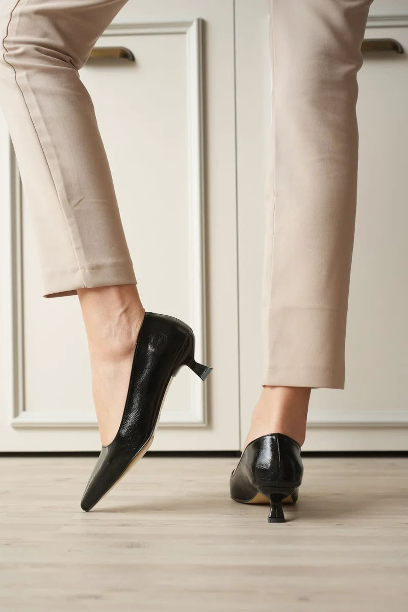 Kadın Siyah Kırışık Rugan Kısa Topuklu Stiletto Ayakkabı TR20MS03C