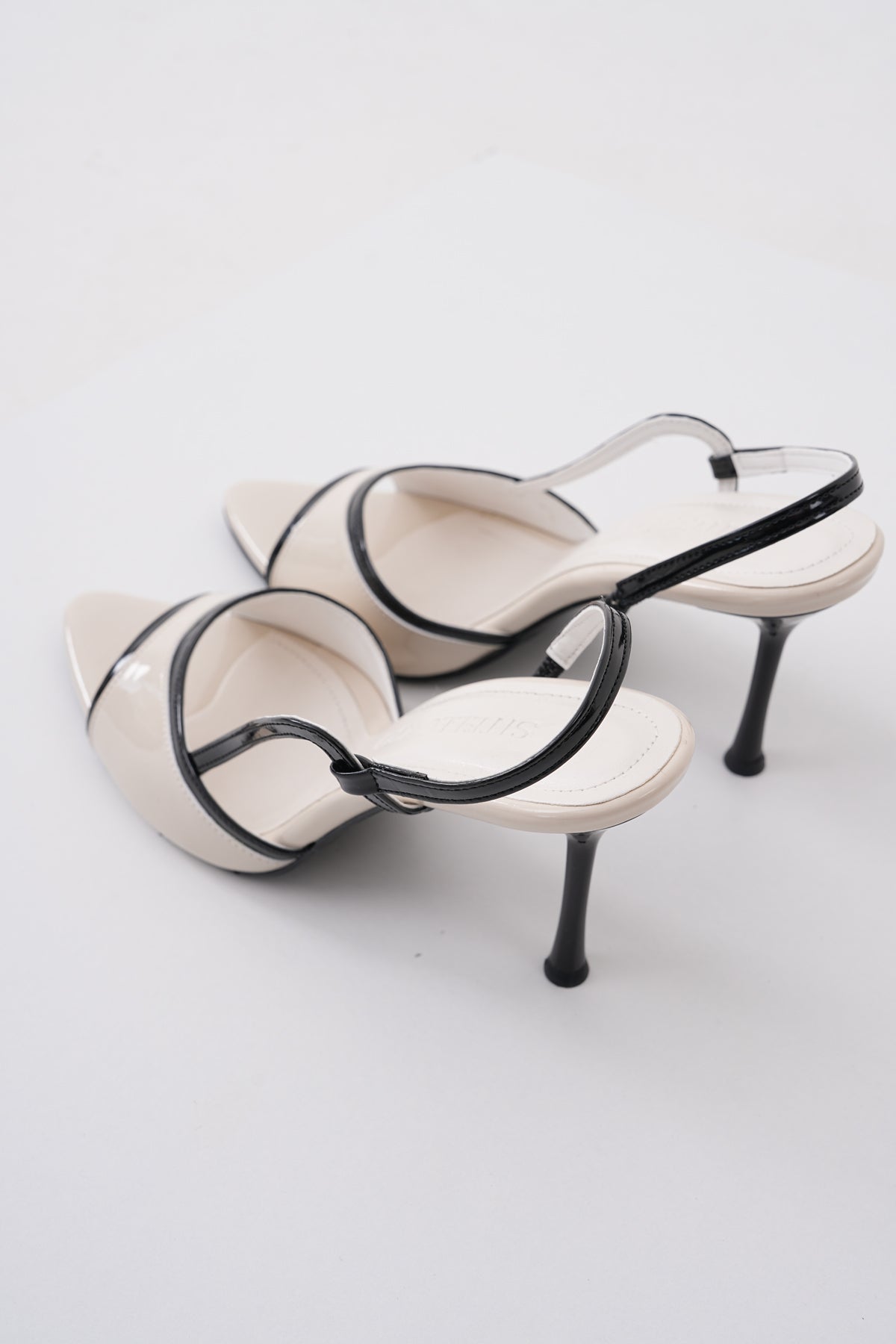 Kadın Bej Siyah İki Renkli Rugan İnce Topuklu Slingback Ayakkabı ST2026168764