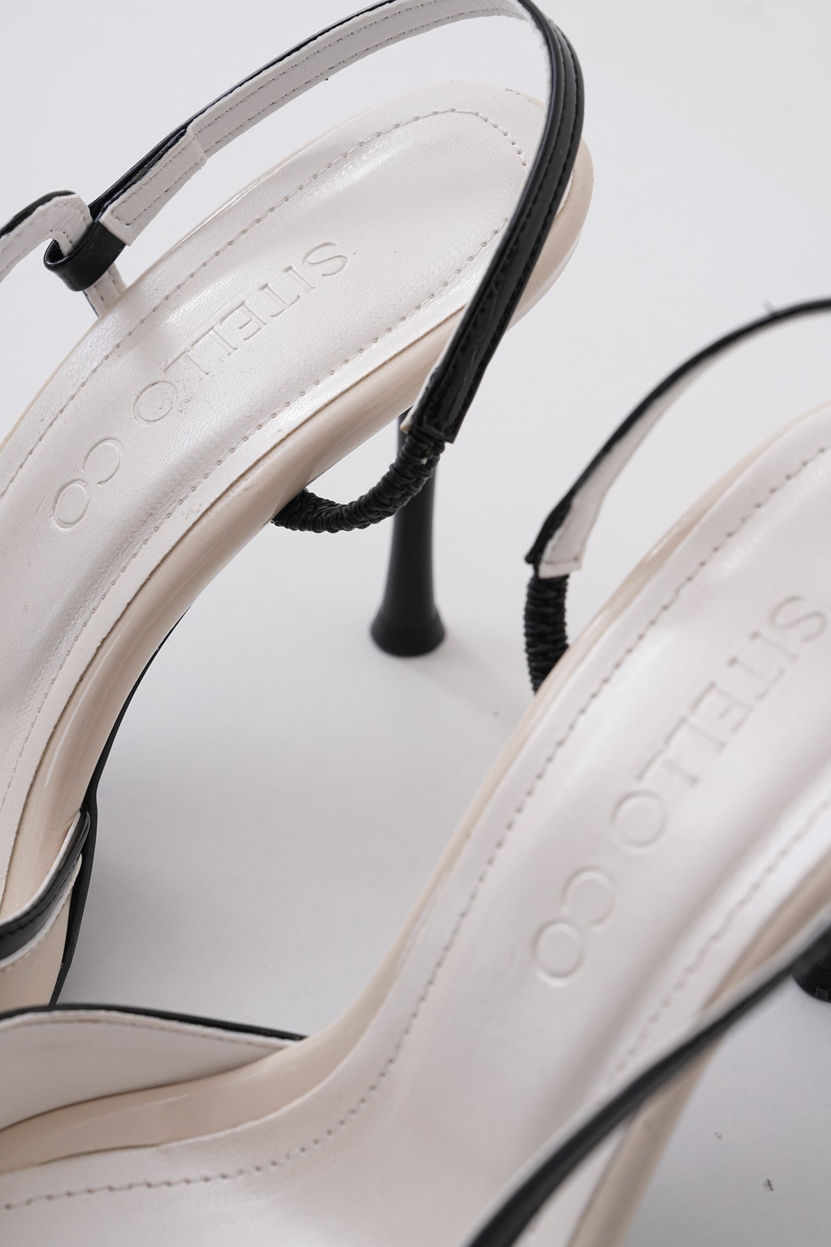 Kadın Bej Siyah İki Renkli Rugan İnce Topuklu Slingback Ayakkabı ST2026168764